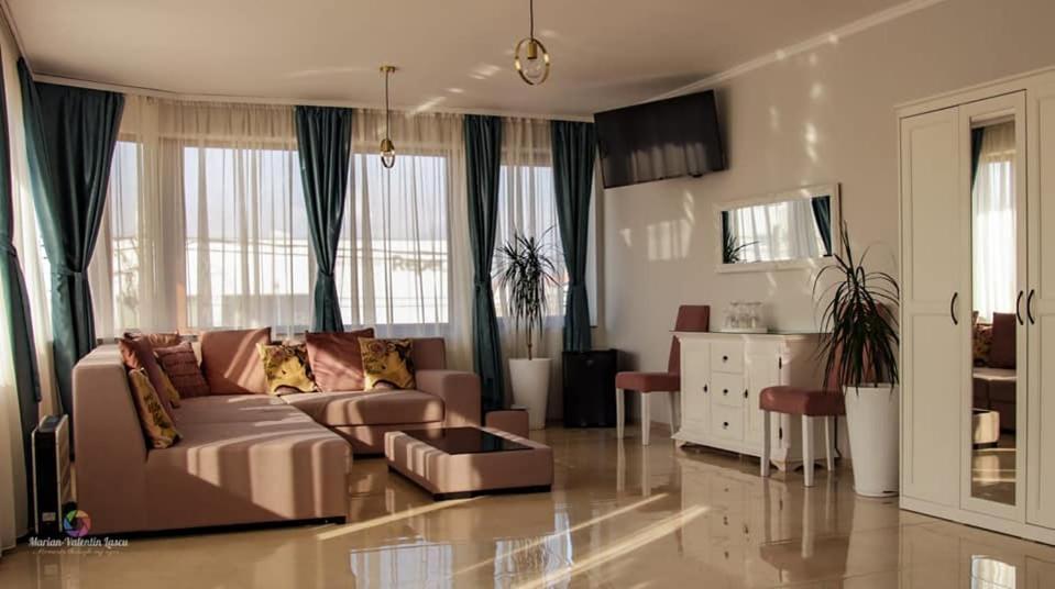 Caprice Deluxe Accomodation Drobeta Turnu Severin Exterior foto