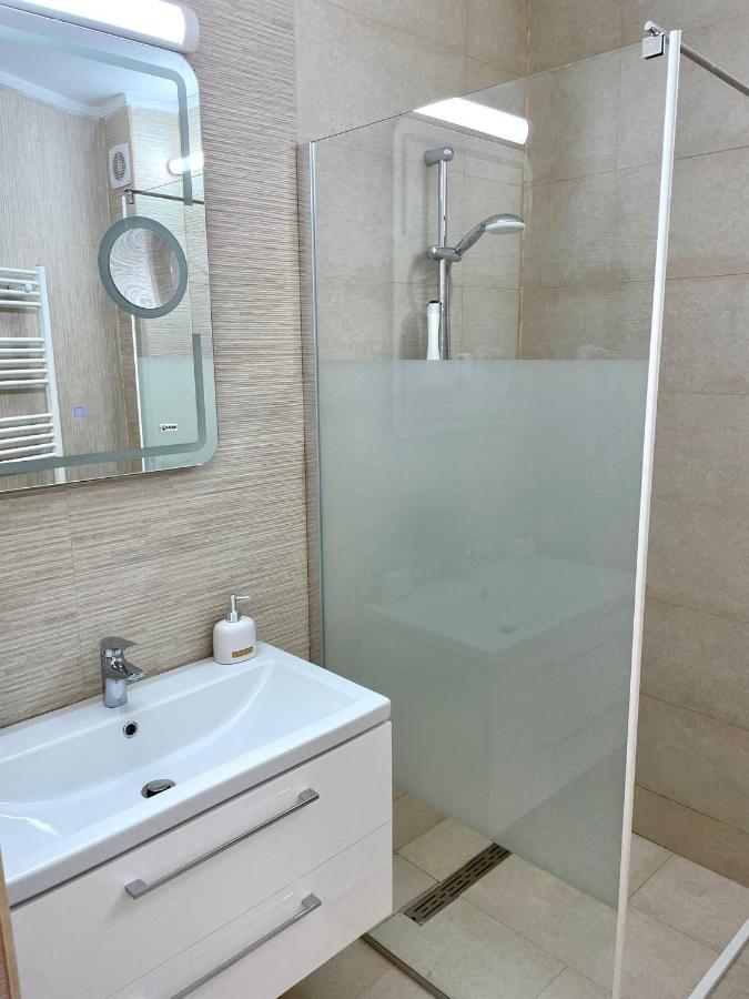 Caprice Deluxe Accomodation Drobeta Turnu Severin Exterior foto