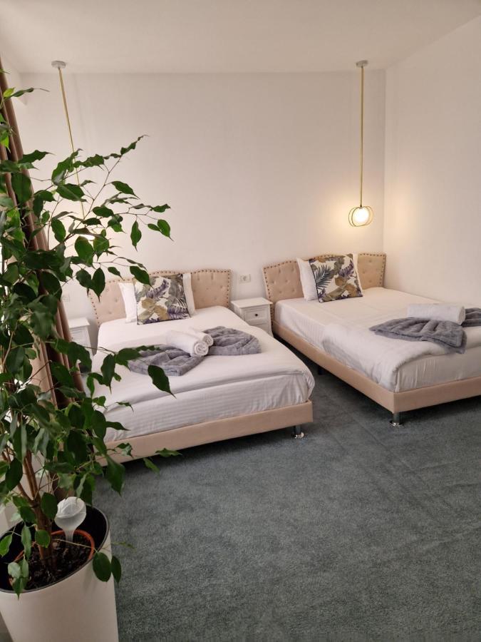 Caprice Deluxe Accomodation Drobeta Turnu Severin Exterior foto